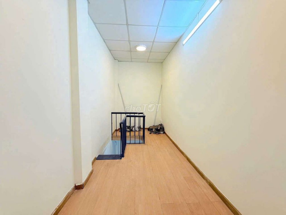 Compact House for Rent - Ideal for Business and Living