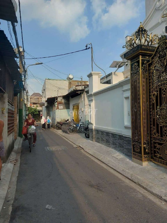 Spacious Road-Facing Property for Rent