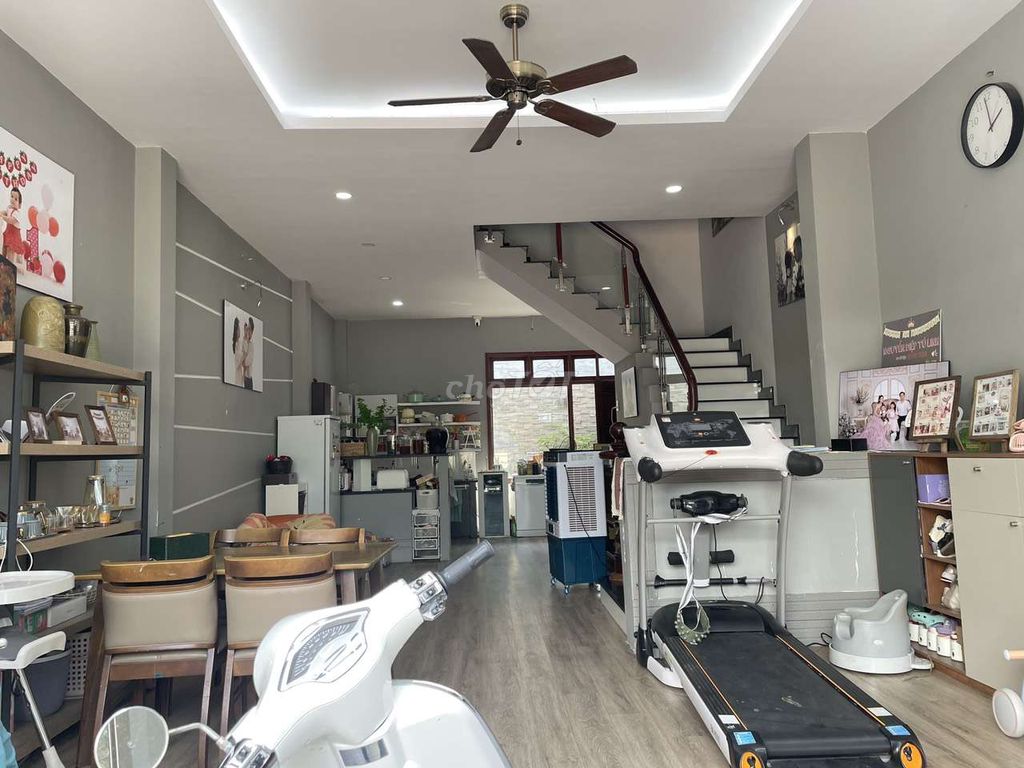 Modern 4-Bedroom Townhouse with Exercise Area