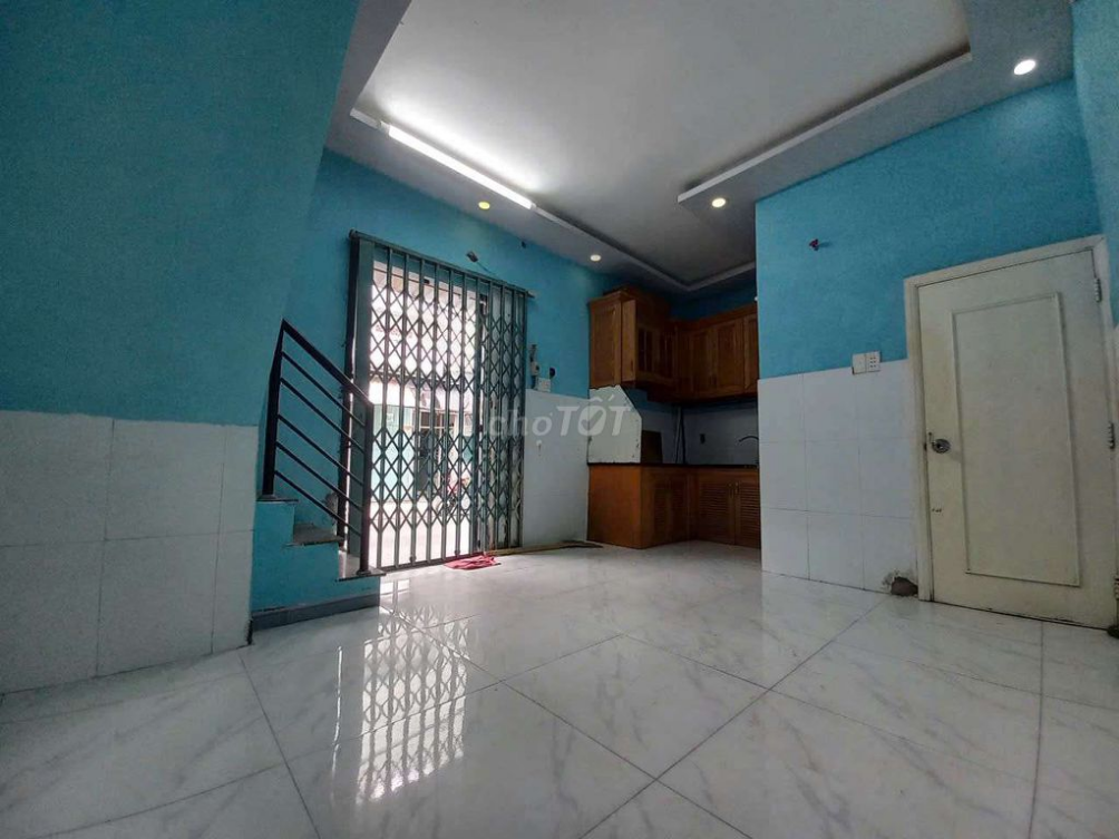 Small 2-bedroom property near Lê Văn Thọ market and schools