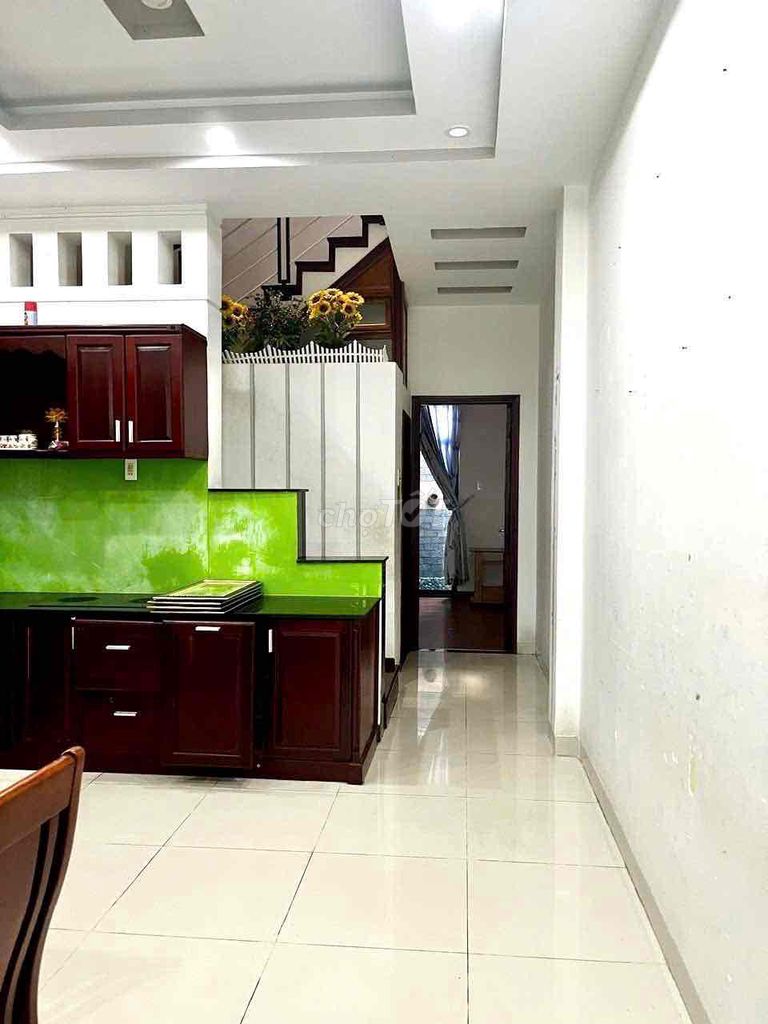 Modern 3-Story House with 4 Bedrooms in City