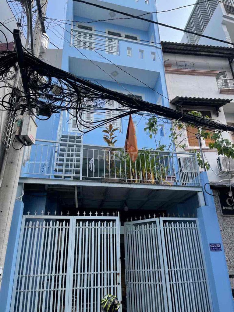 Large 5-Bedroom Townhouse with Rooftop Terrace