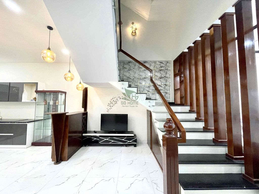 Large 5-Bedroom House with Full Furnishings
