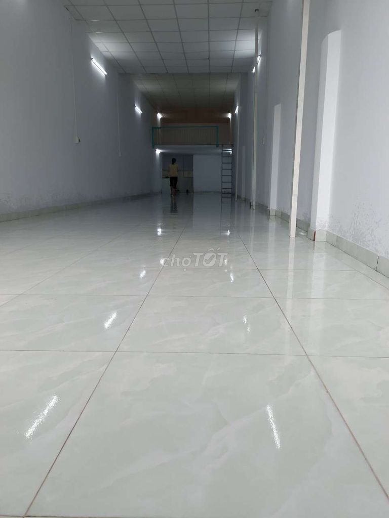 Large 100m2 Commercial Space in District 12