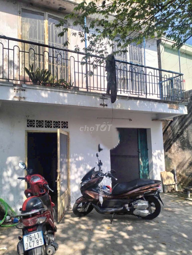 1-Story House with Upstairs Near Market