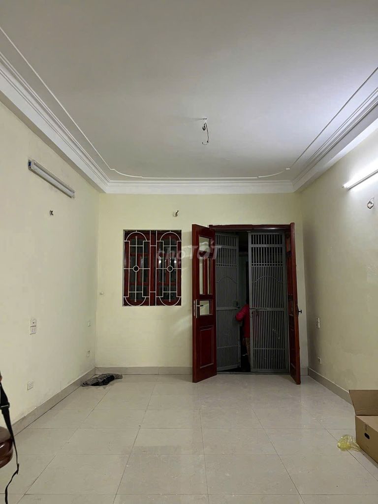 3-Floor House with 2 Bedrooms for Business