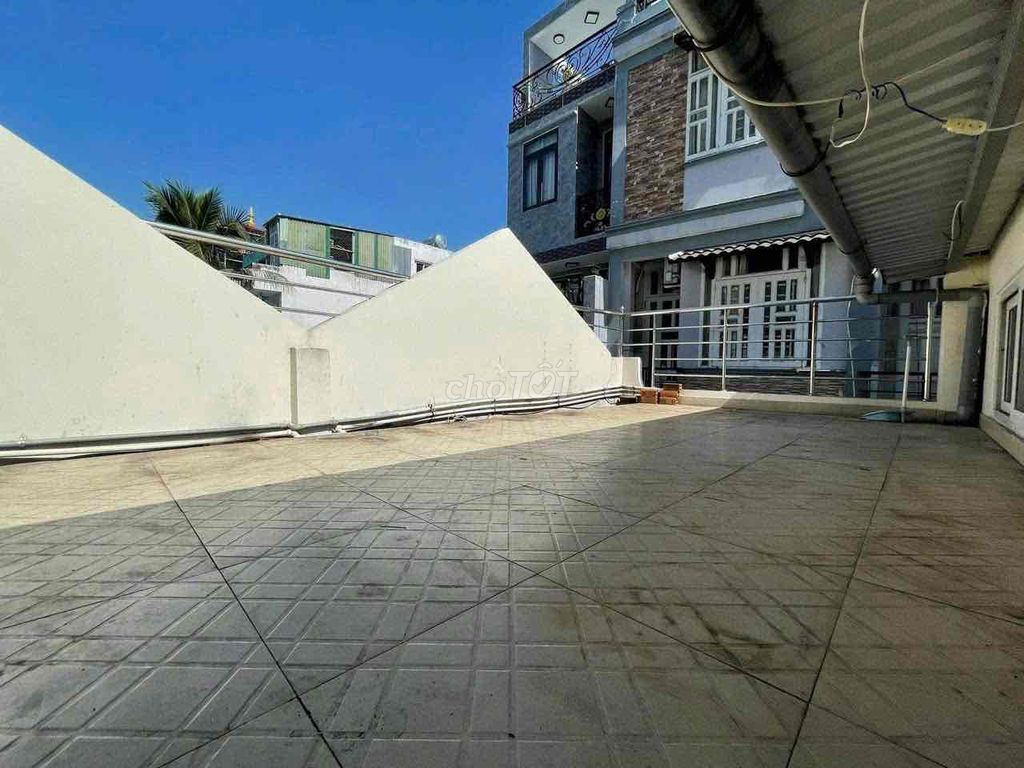 Modern Townhouse with Business Location in District 4
