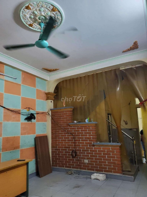 2-Story House with 4 Bedrooms and Large Living Room