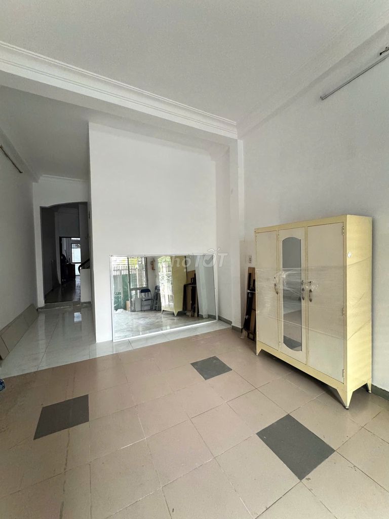 Student Dormitory with Furnished Rooms Near University