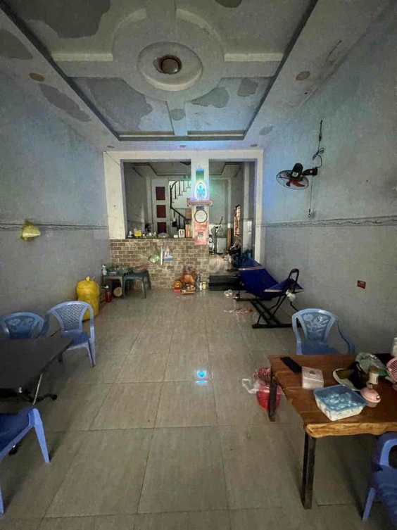 Spacious Property with Multiple Rooms and Convenient Location