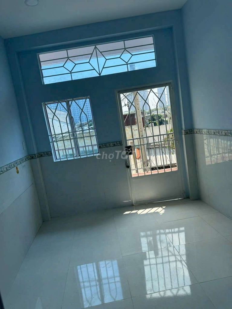 Modern 2-Bedroom Townhouse Near Schools and Markets