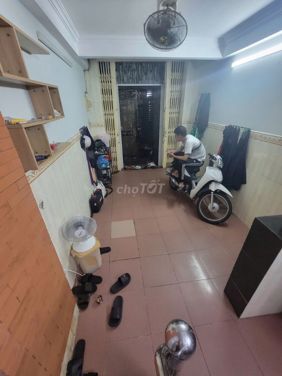 Spacious 3-Level Rental Near 3/2 - Ngo Quyen Street
