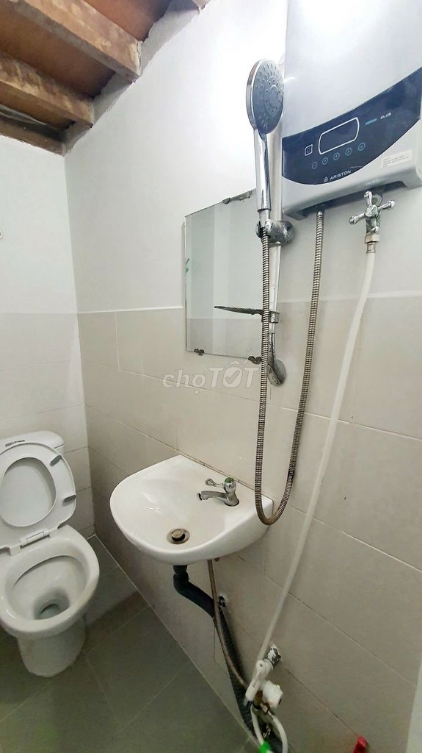 Nguyen Son Street Rental: Spacious 2-Level House with Air Conditioning