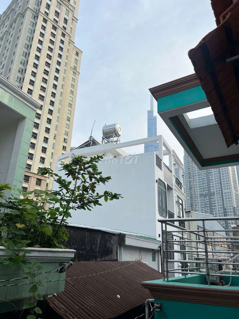 2-Bedroom Townhouse Near Nguyen Huu Canh Street