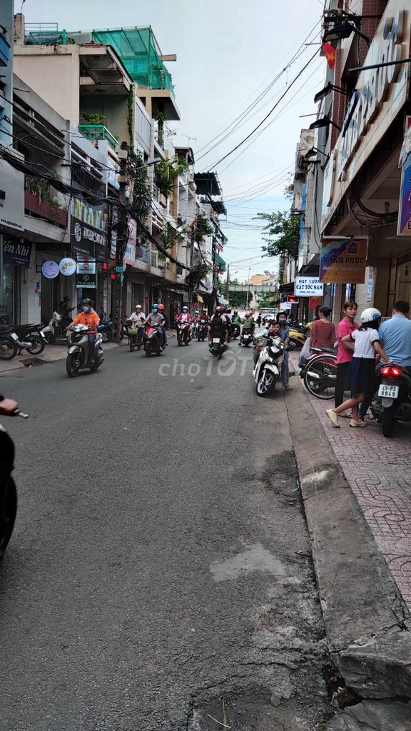 Commercial Space on Lac Long Quan Street