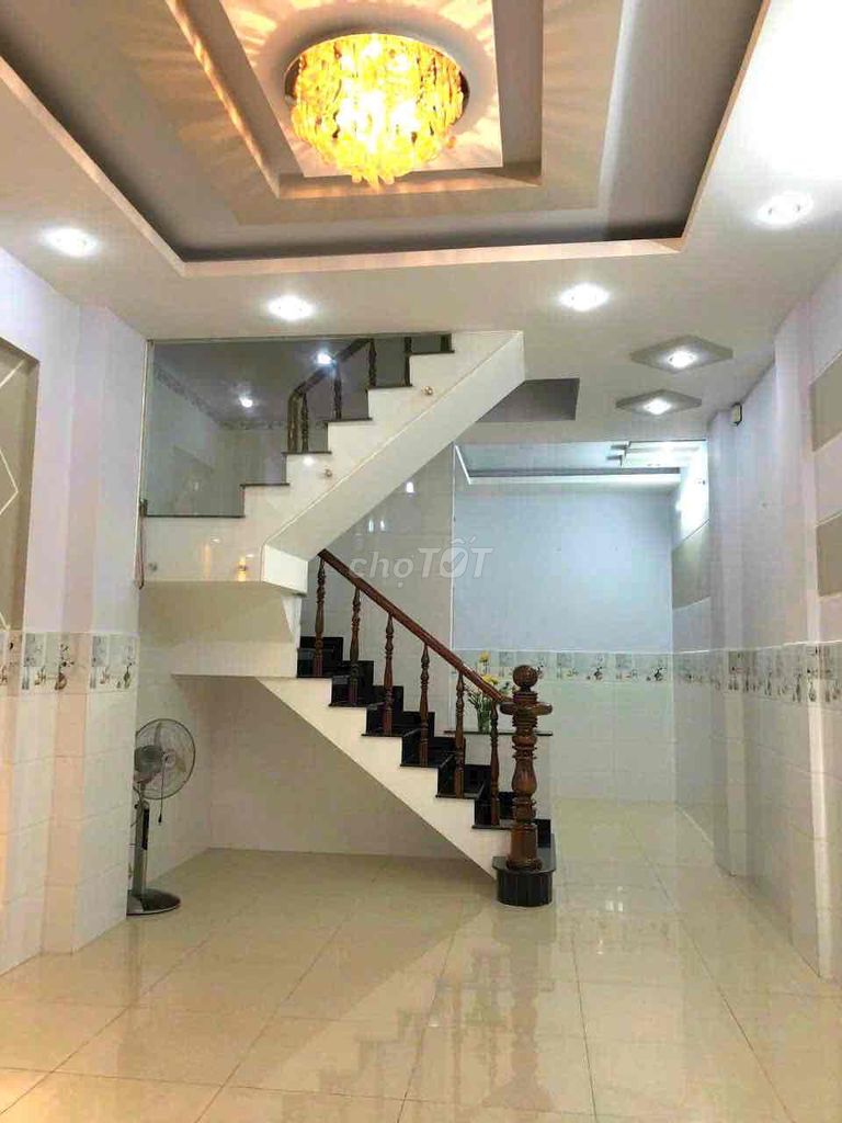 Modern Two-Bedroom House with Garden Access
