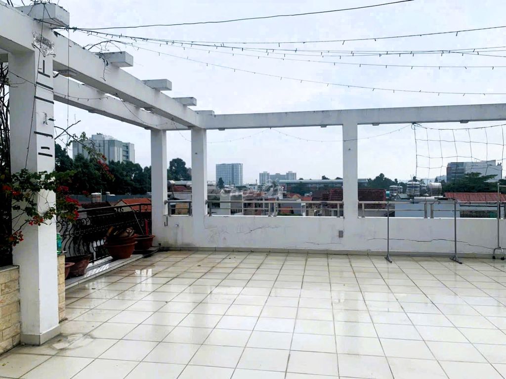 Spacious 5-Floor Building with Multiple Rooms