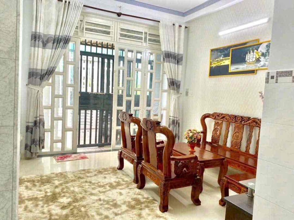Modern 3-Bedroom Townhouse Near Market