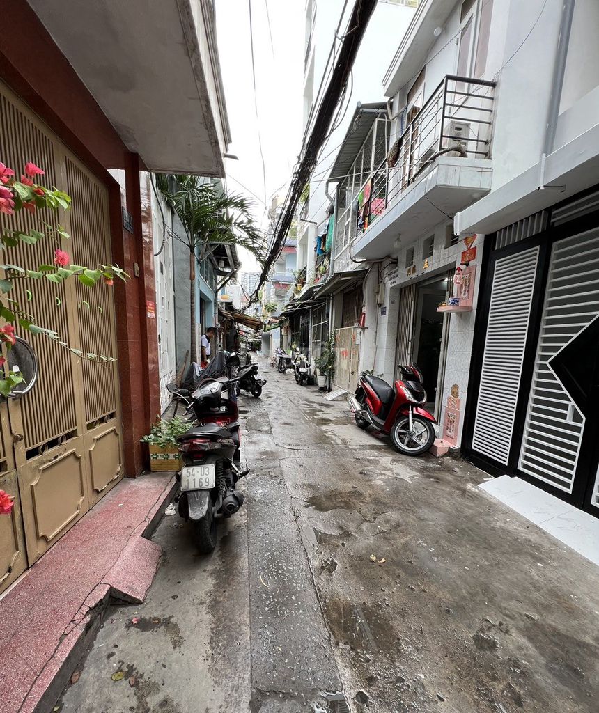 Modern Townhouse with 2 Bedrooms Near Market