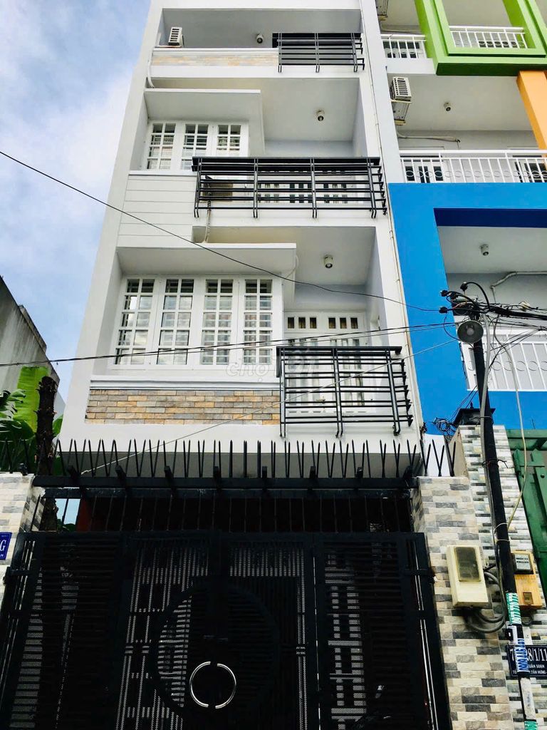 Modern 4-Bedroom House in Quiet Area