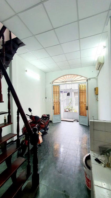 Nguyen Son Street Rental: Spacious 2-Level House with Air Conditioning