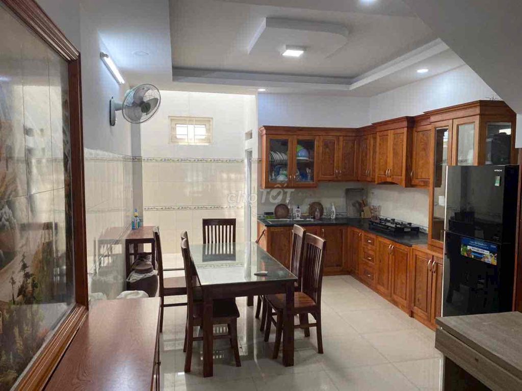 Modern 3-Bedroom Townhouse with Private Parking