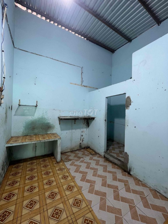 Нерухомість на першому поверсі з широким під'їздом поблизу місцевих зручностей