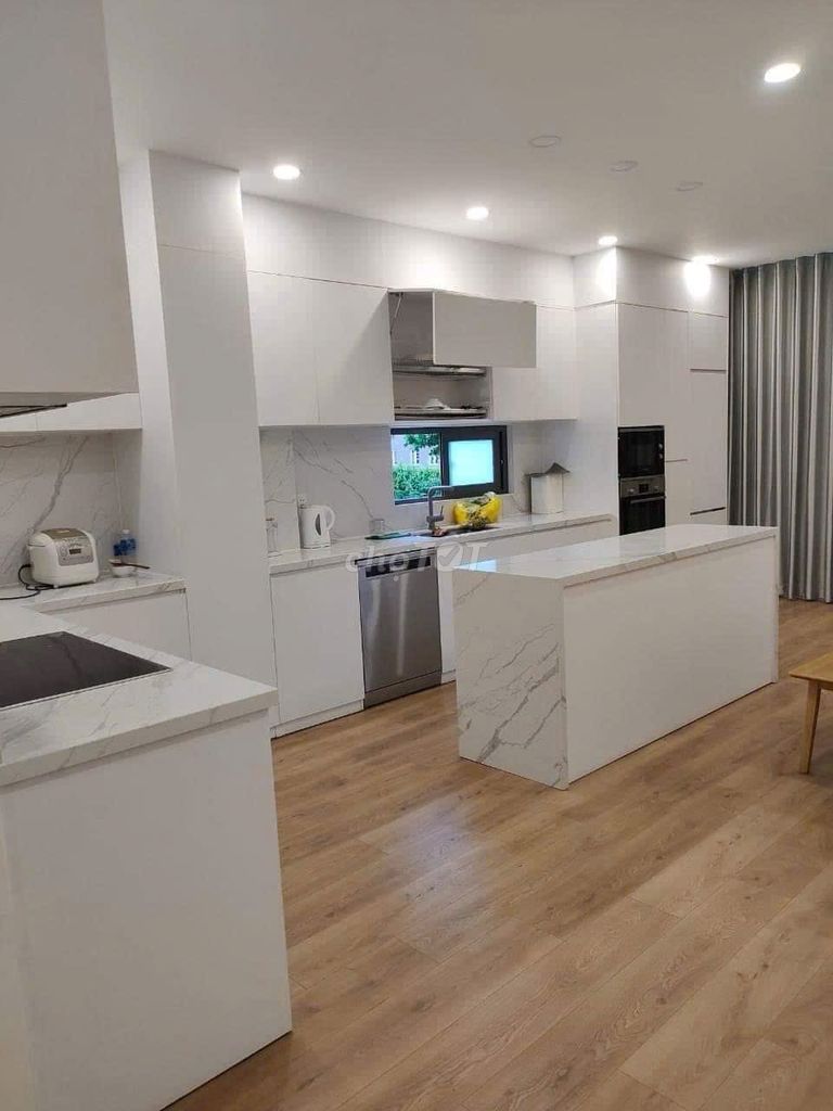 Spacious 4-Story House with Parking in Q1
