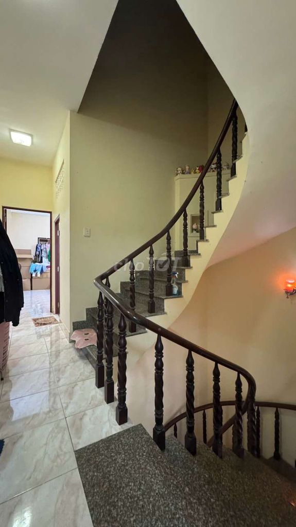 Spacious 4-Bedroom Townhouse with Park View