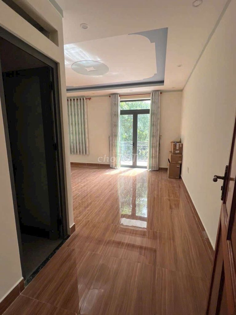 Modern 4-Bedroom Townhouse with Rooftop Terrace