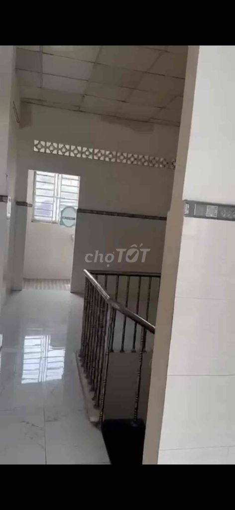 3-Story House with 4 Bedrooms Near Amenities