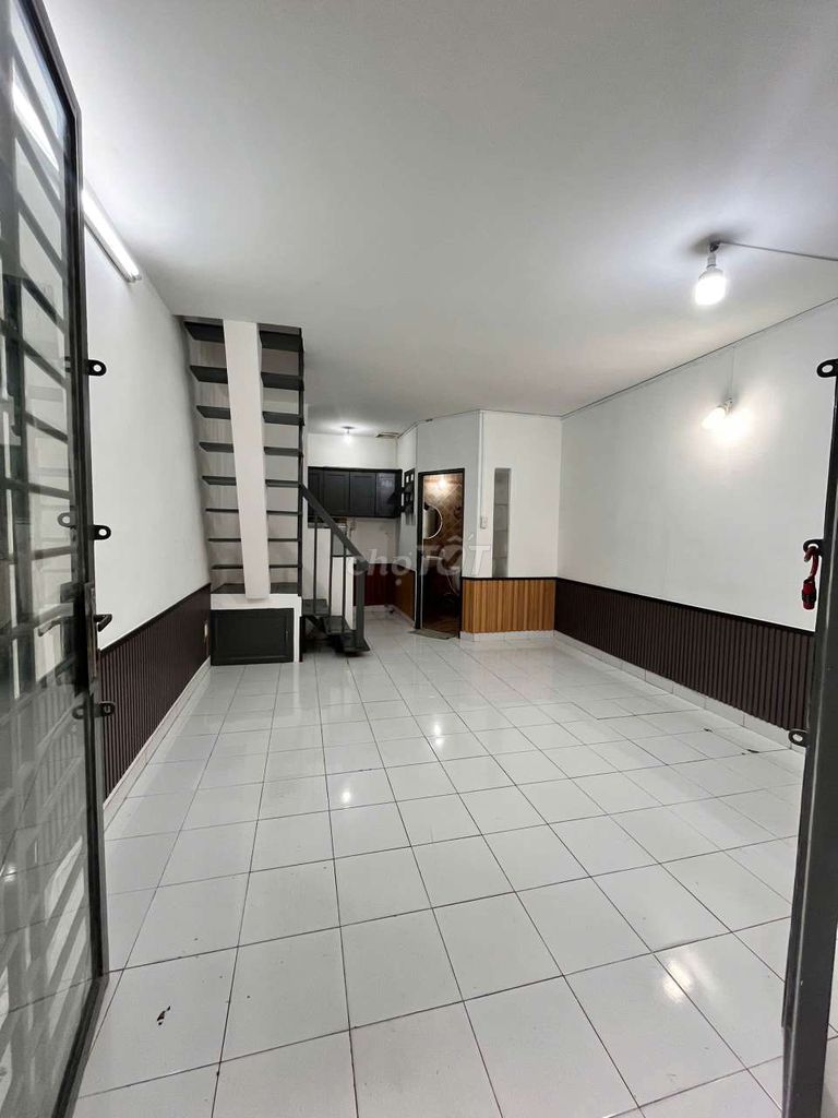 Modern 2-Bedroom Townhouse with Balconies