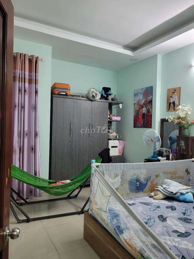 Modern 2-Bedroom House with Kitchen and Parking