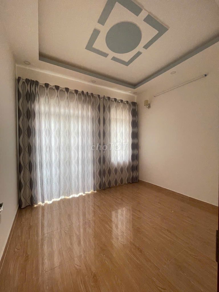Modern 4-Bedroom Townhouse with Beautiful Interior