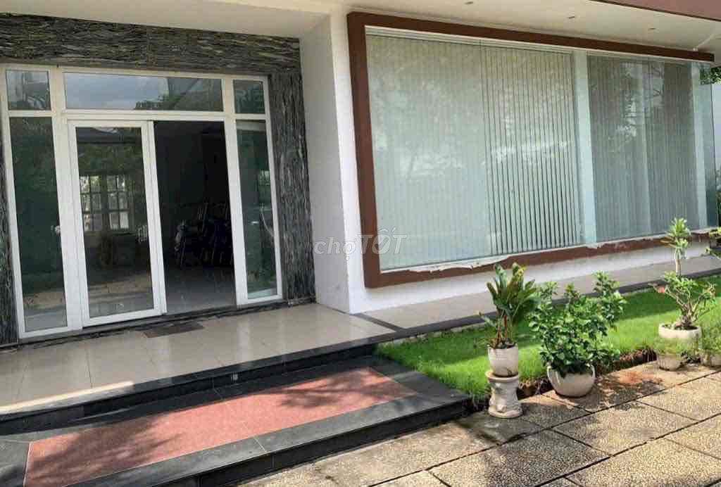 Spacious Garden Villa with 5 Bedrooms