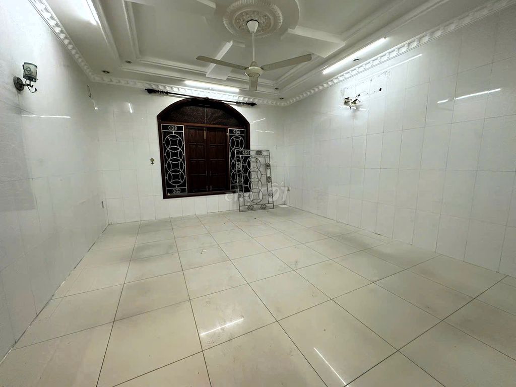 Large 4-Story House with 6 Bedrooms