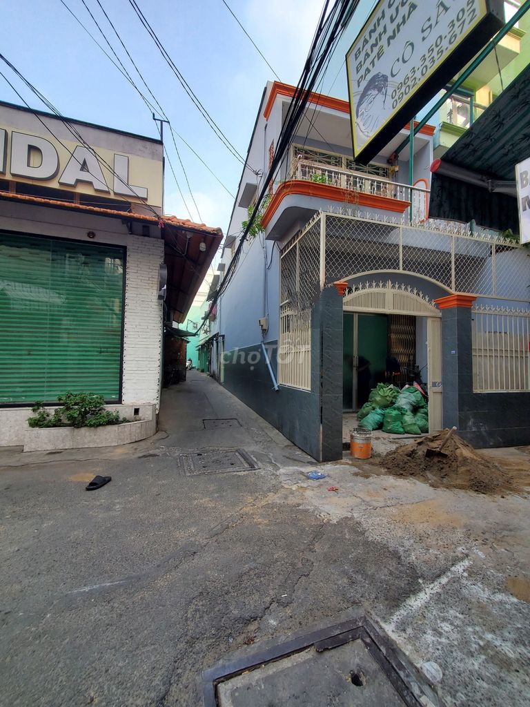 Corner House for Rent in Tan Binh