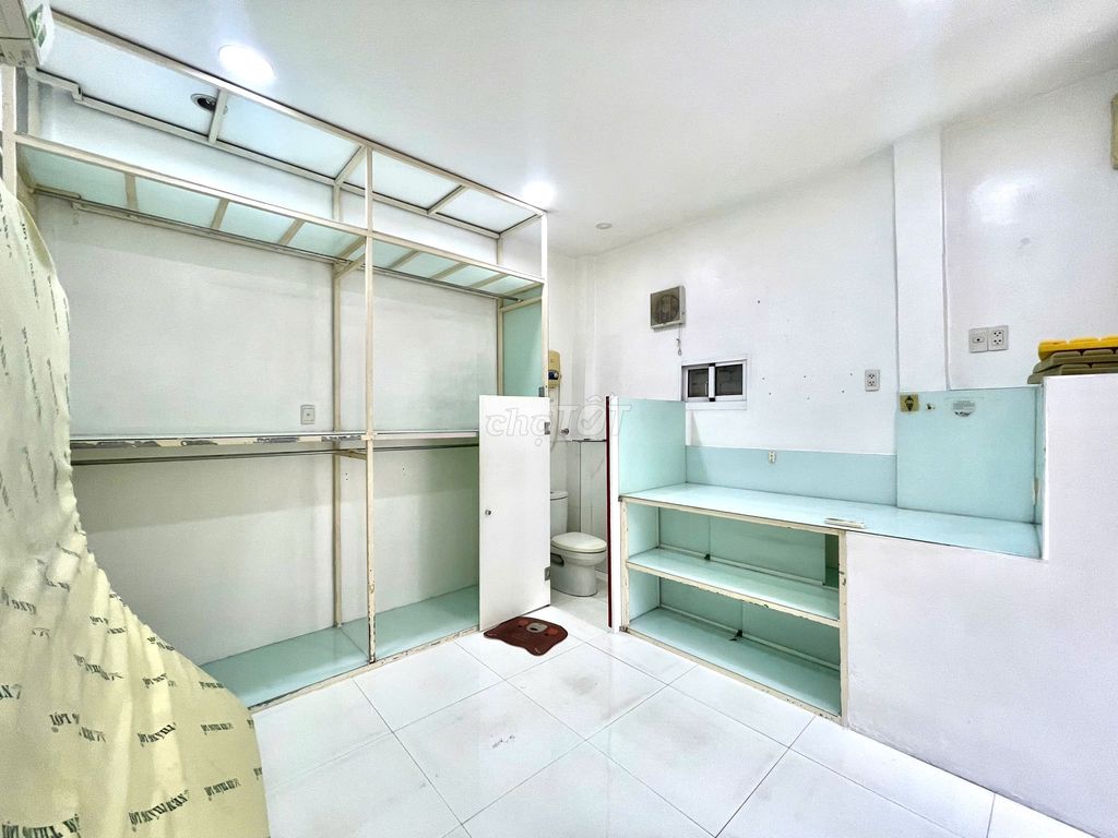 Modern 2-Bedroom Townhouse with Balcony and AC