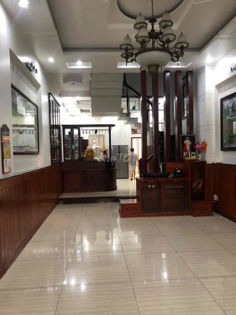 Modern 4-Bedroom Townhouse with Commercial Potential