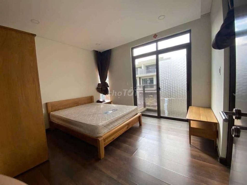 Luxurious 4-Bedroom House in Midori Park