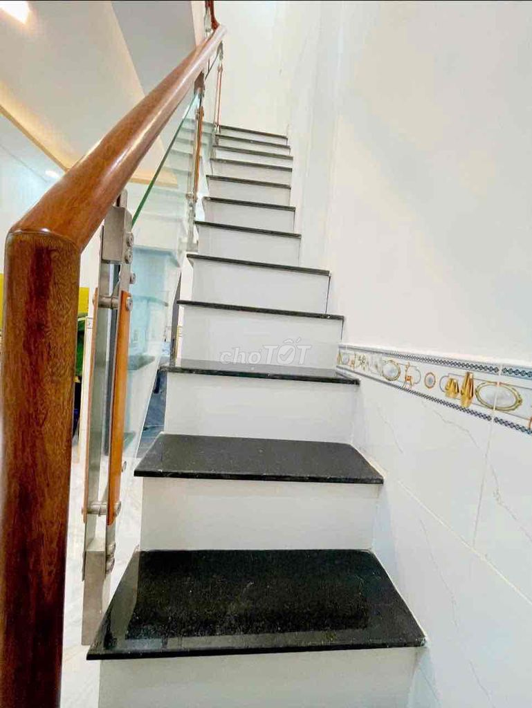 Modern 2-Bedroom House Near District 1