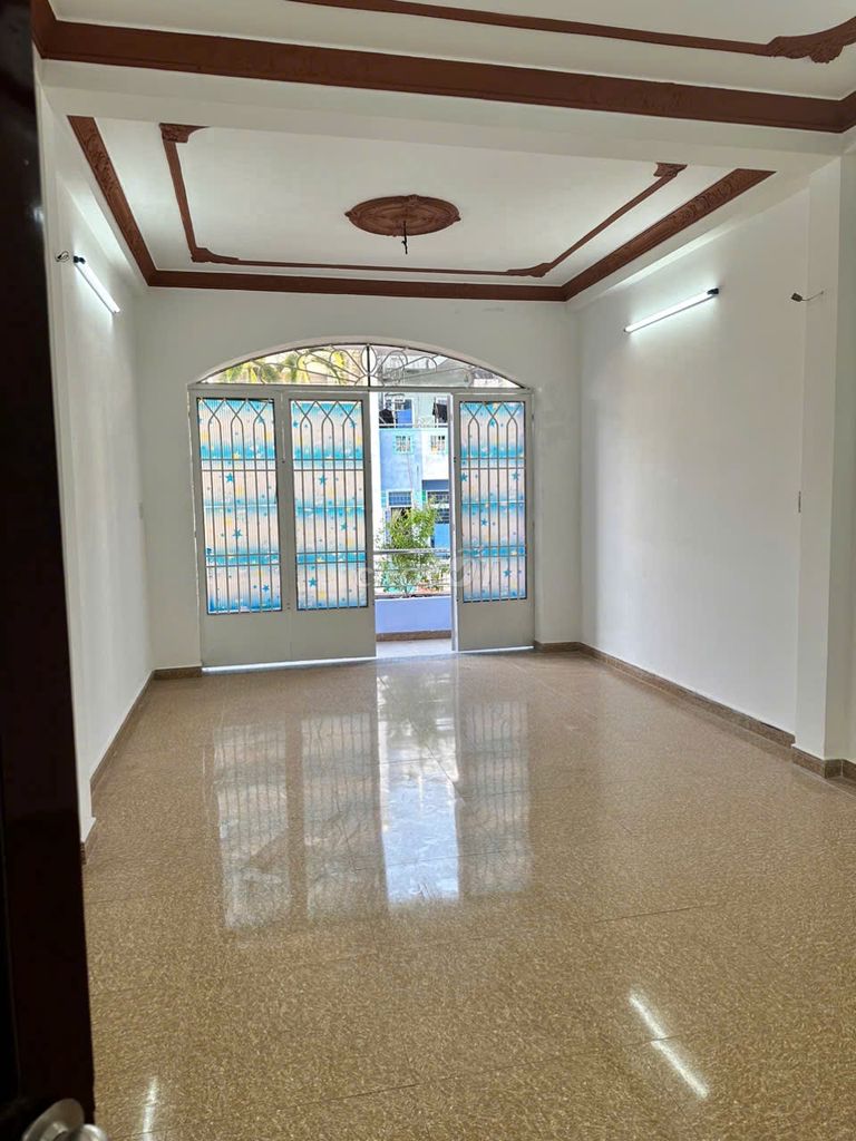 Spacious 6-Bedroom Townhouse Near An Duong Market