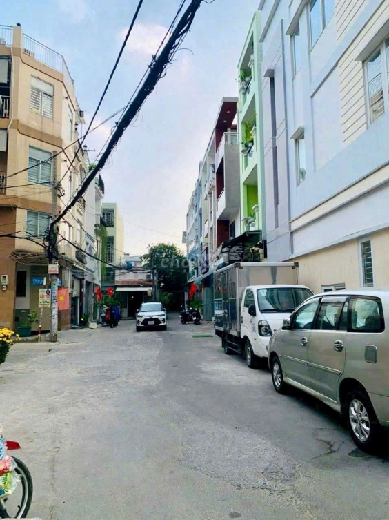 Spacious 3-Room Property Near City Center with Multiple Utility Options