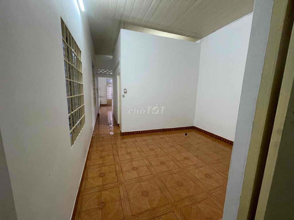 Spacious 2-Bedroom House Near BMT Market