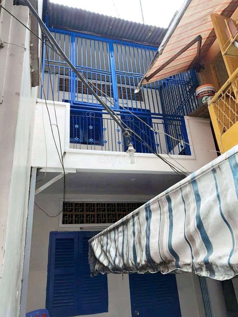 Student-Friendly Townhouse Near Universities with Balcony