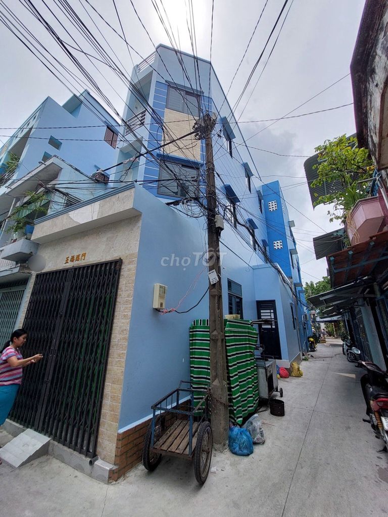 New Corner House with 4 Bedrooms, Near Mall