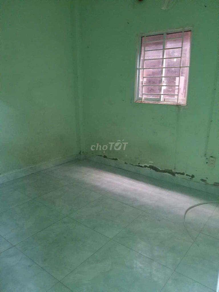 1 Bedroom House with Parking and Front Yard