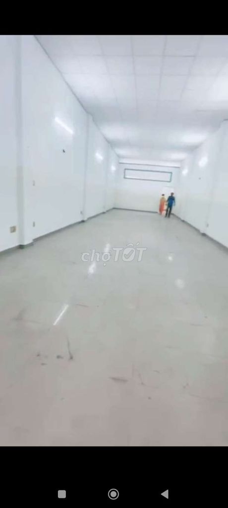 Large Commercial Space for Shop or Warehouse