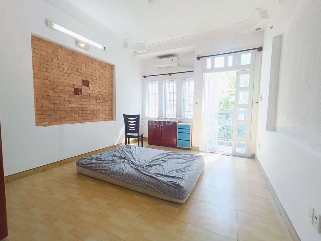 5-Bedroom Townhouse Near Universities and Hospital