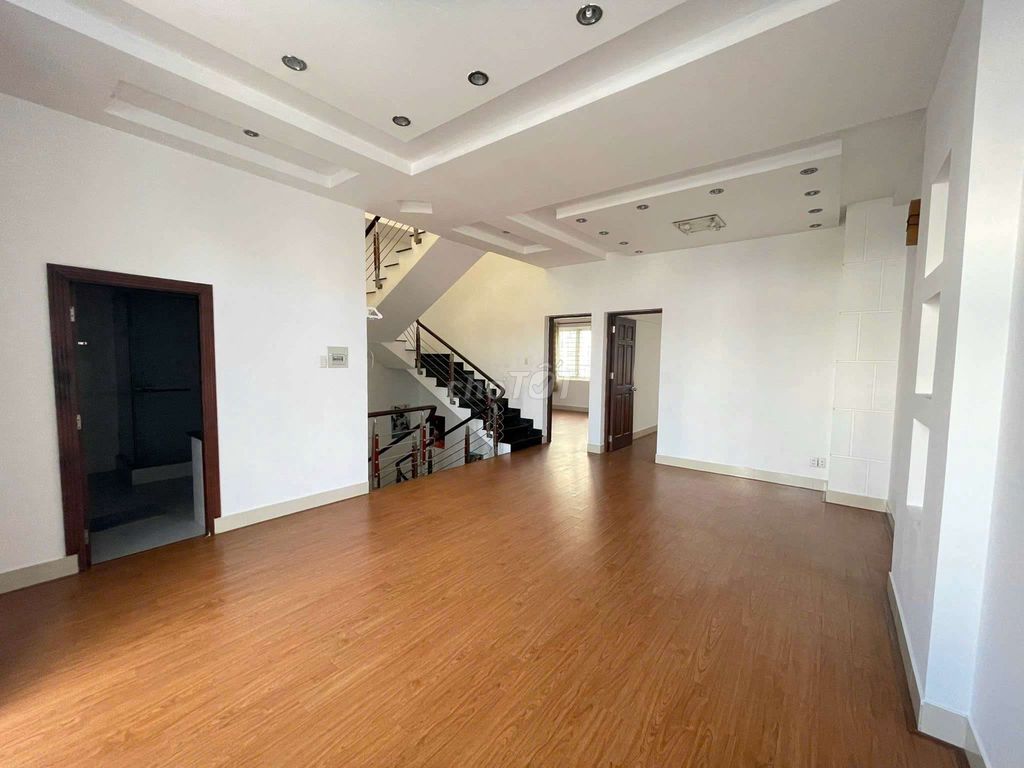 Large 8-Bedroom Townhouse Near Him Lam Bridge